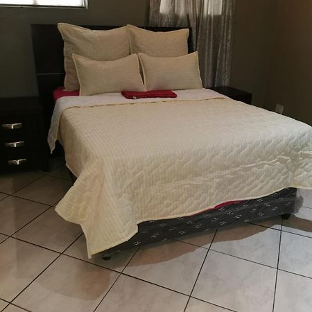 Ebony Guest House Pretoria-Noord Buitenkant foto