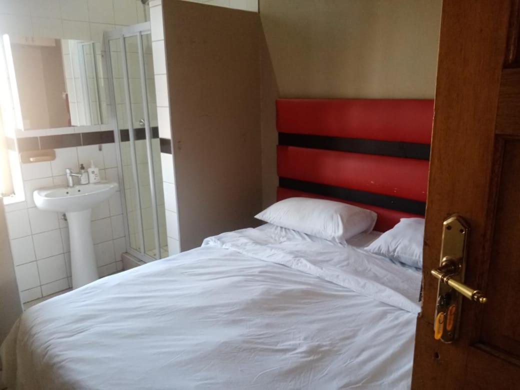 Ebony Guest House Pretoria-Noord Buitenkant foto
